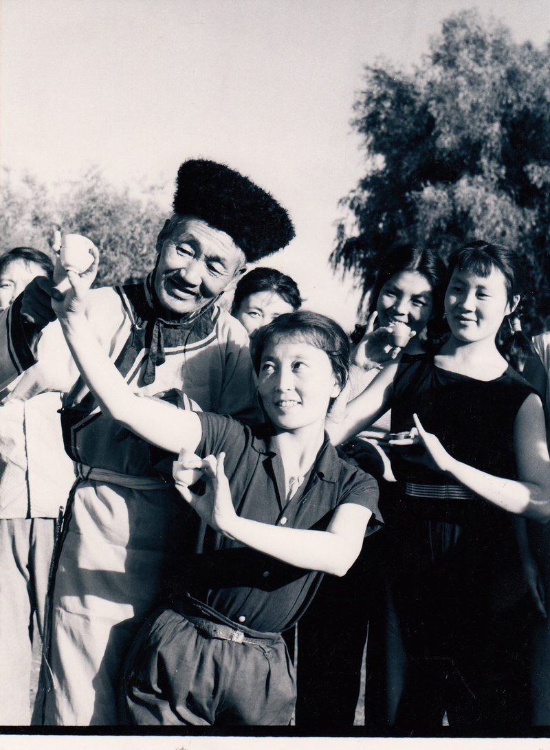 studying-cup-dance-with-folk-artist-from-etuokeqi.jpg